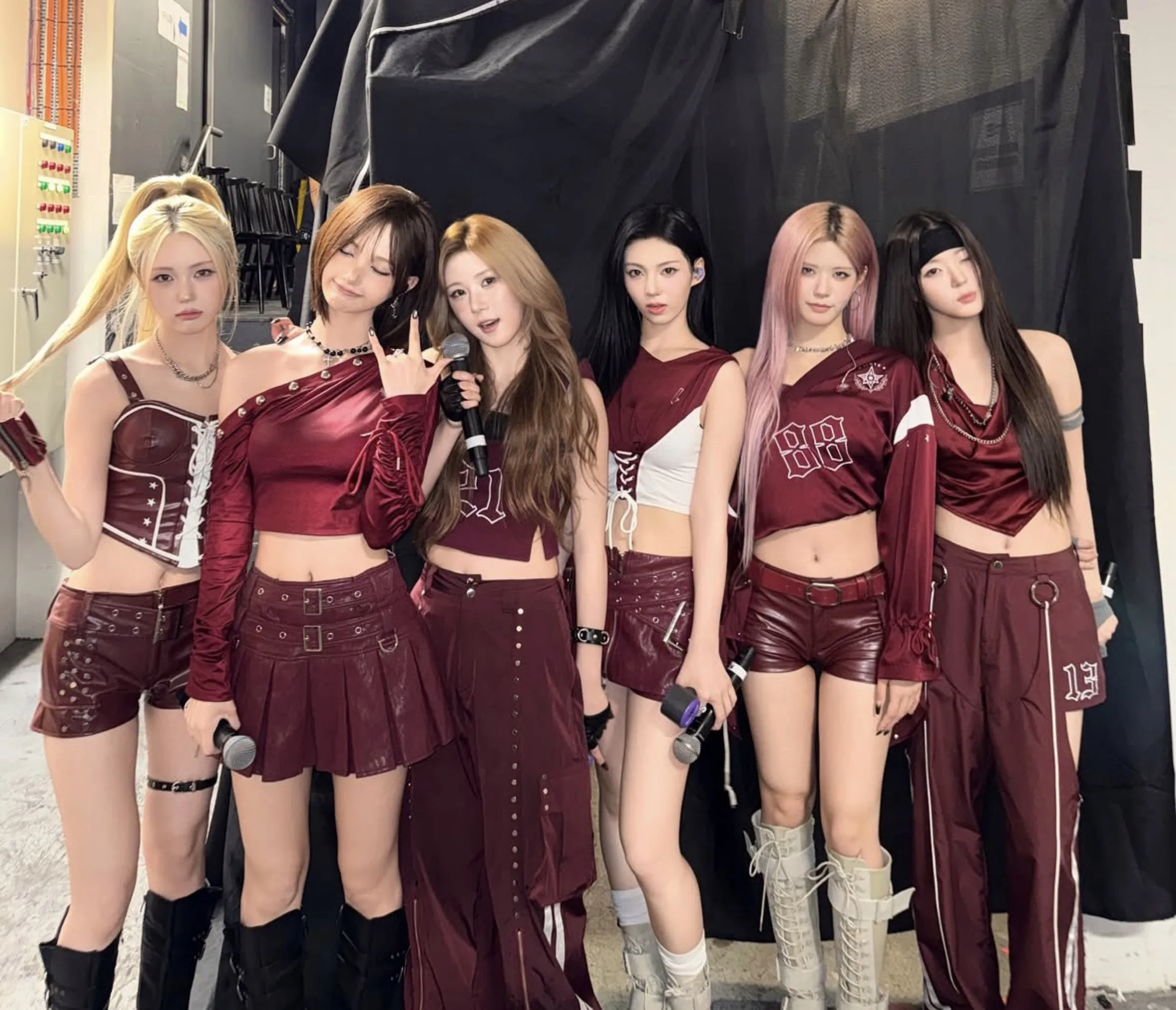 커스텀 버건디 무대 세트를 입은 IFEYE