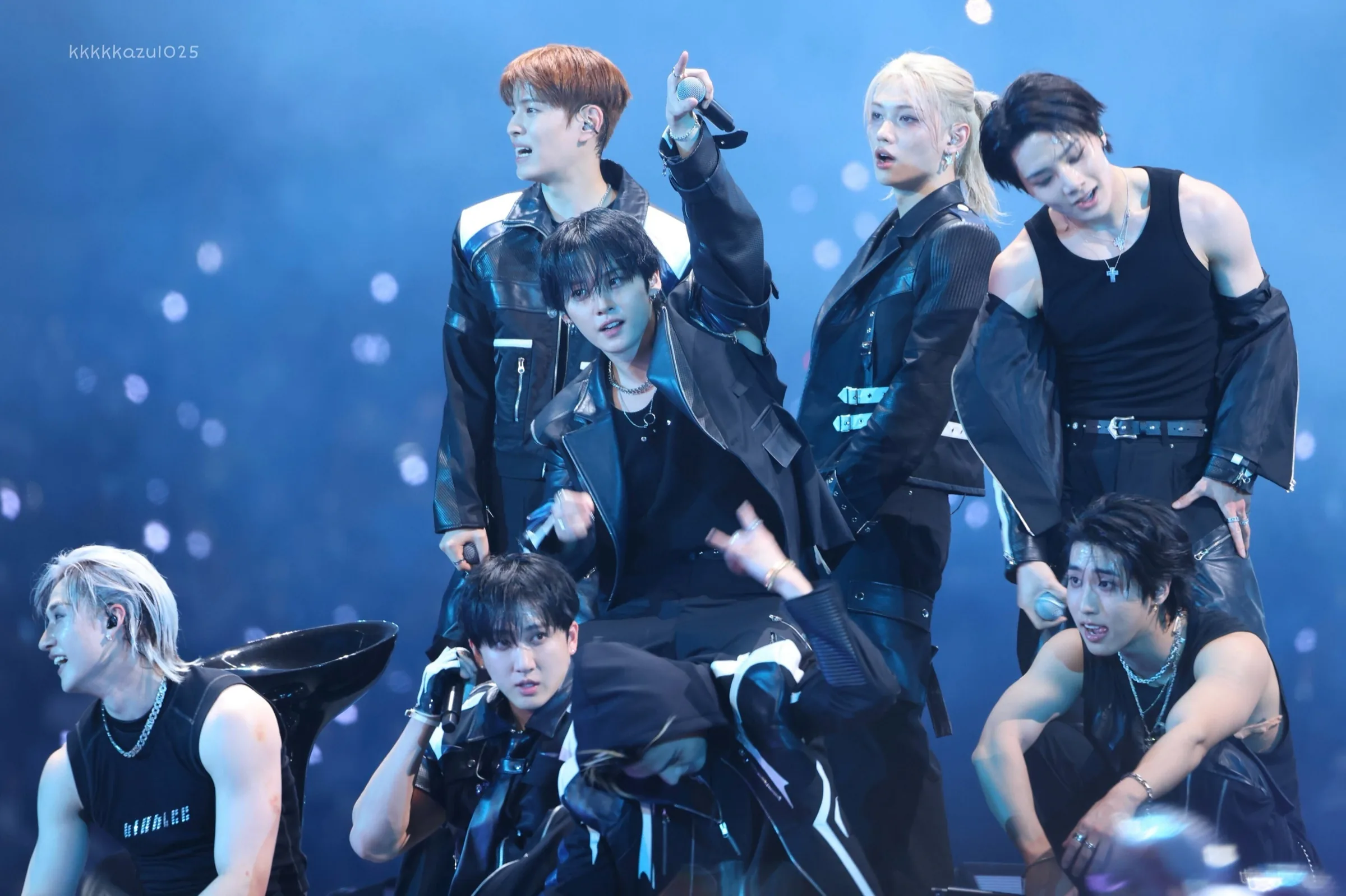 커스텀 블랙 세트를 입은 Stray Kids 무대, 와이드