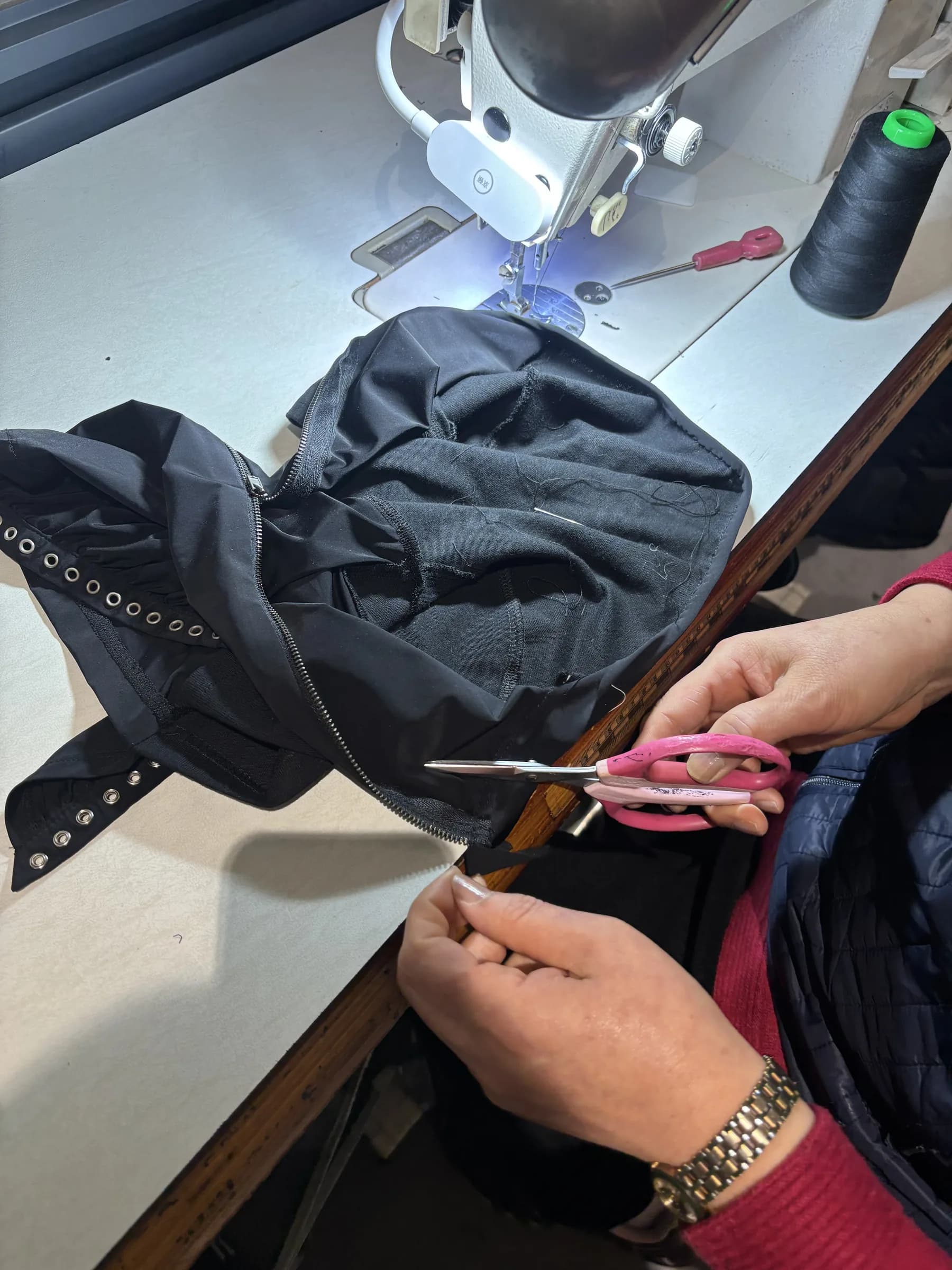 Hand-finishing at the machine