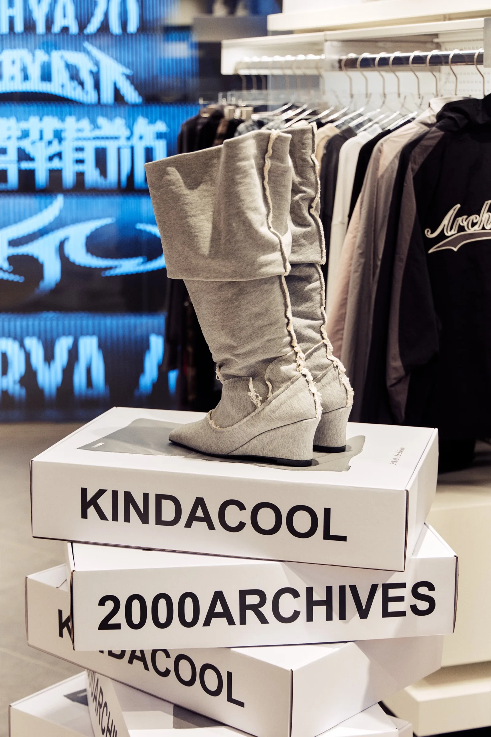 Kindacool × 2000Archives at Lotte — 슈박스 월