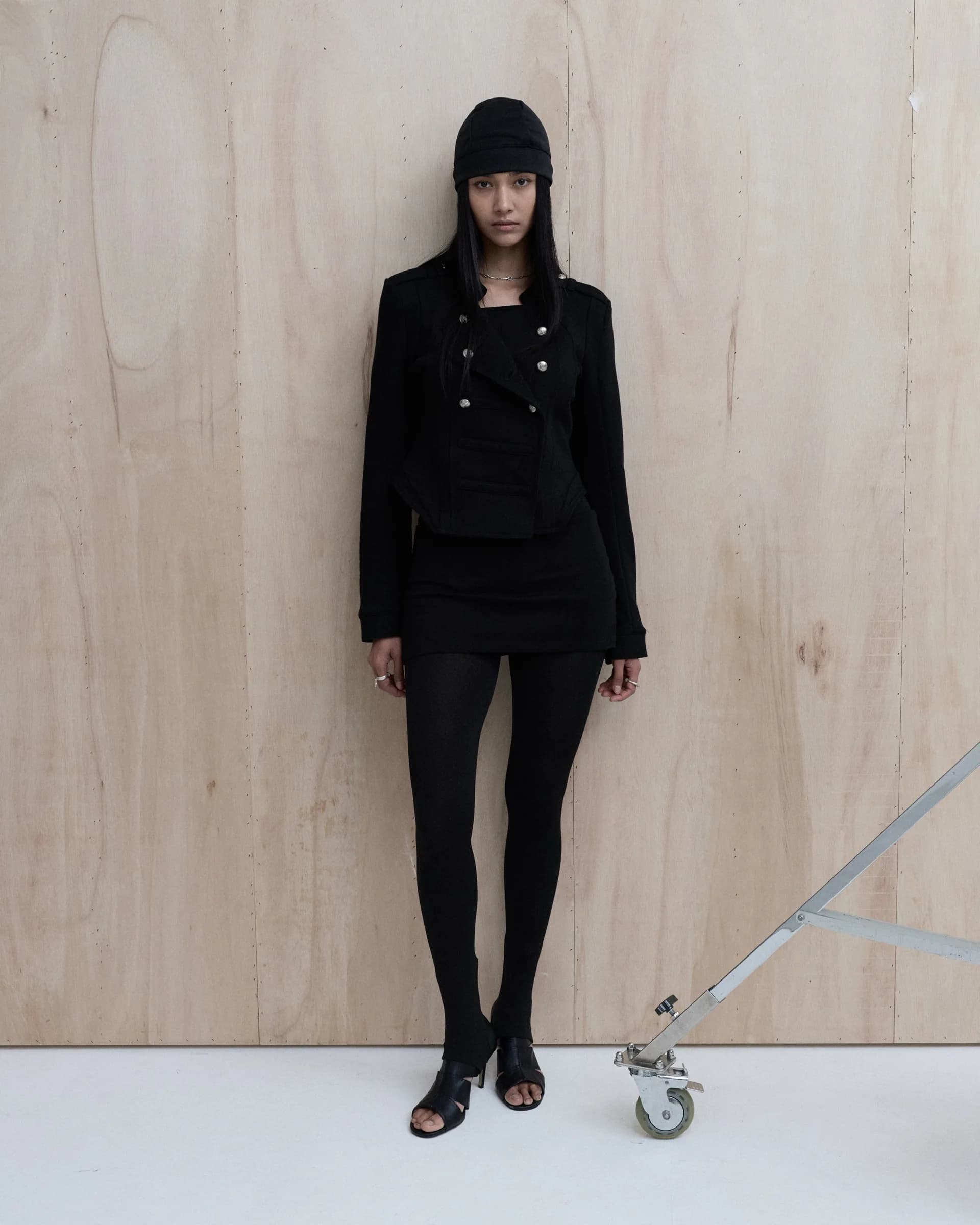 NU FEMININE SS26 — 블랙 2000 나폴레옹 재킷